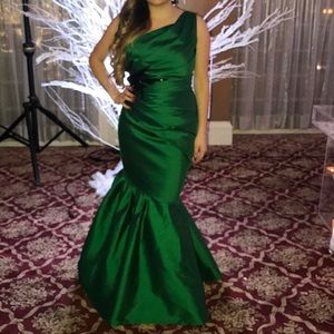 One shoulder Emerald Monique Lhuillier Gown